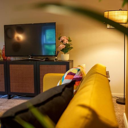 Stay With Airhgt @ Luxe Apartment In Central هاروغايت المظهر الخارجي الصورة