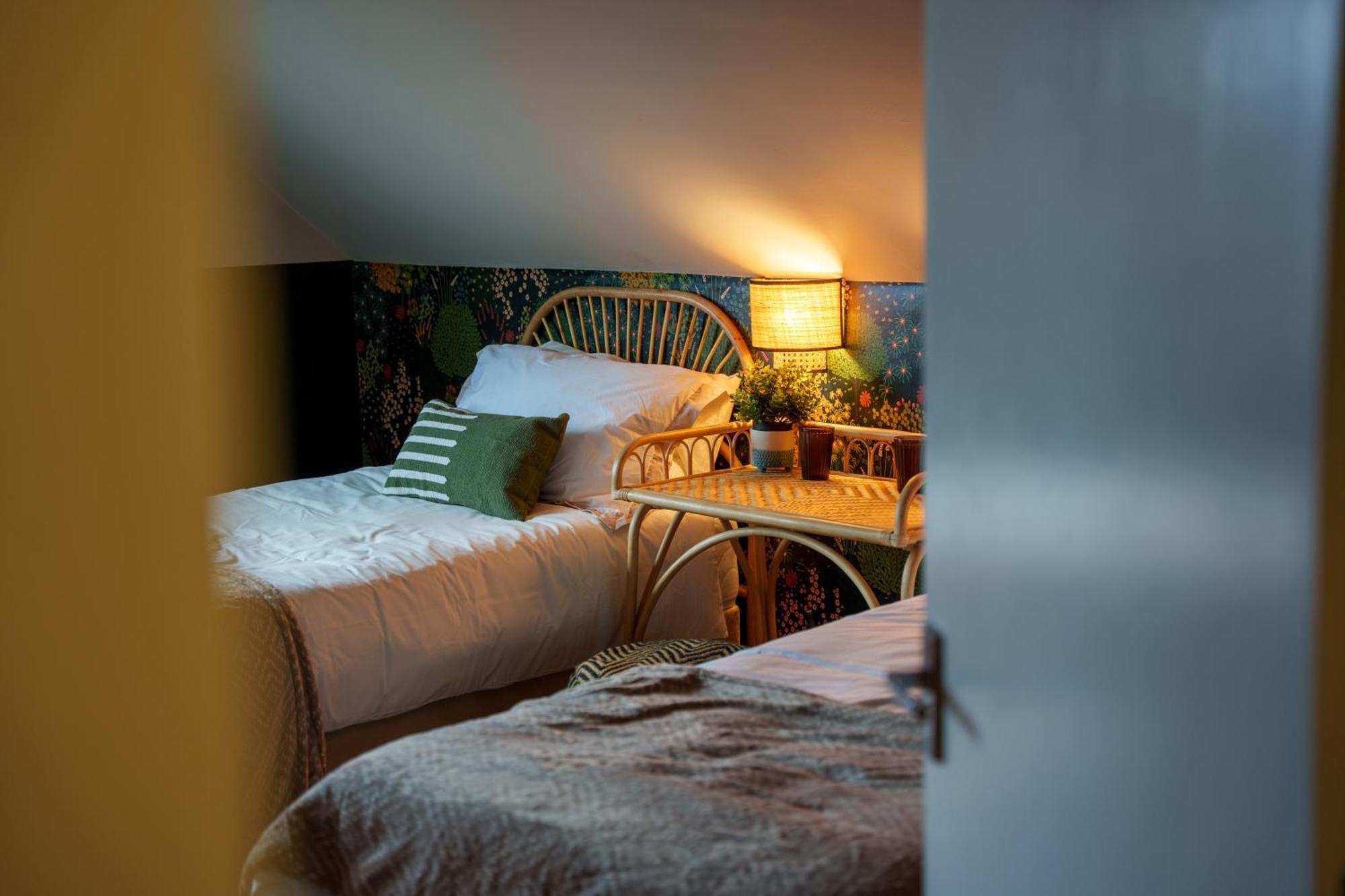 Stay With Airhgt @ Luxe Apartment In Central هاروغايت المظهر الخارجي الصورة
