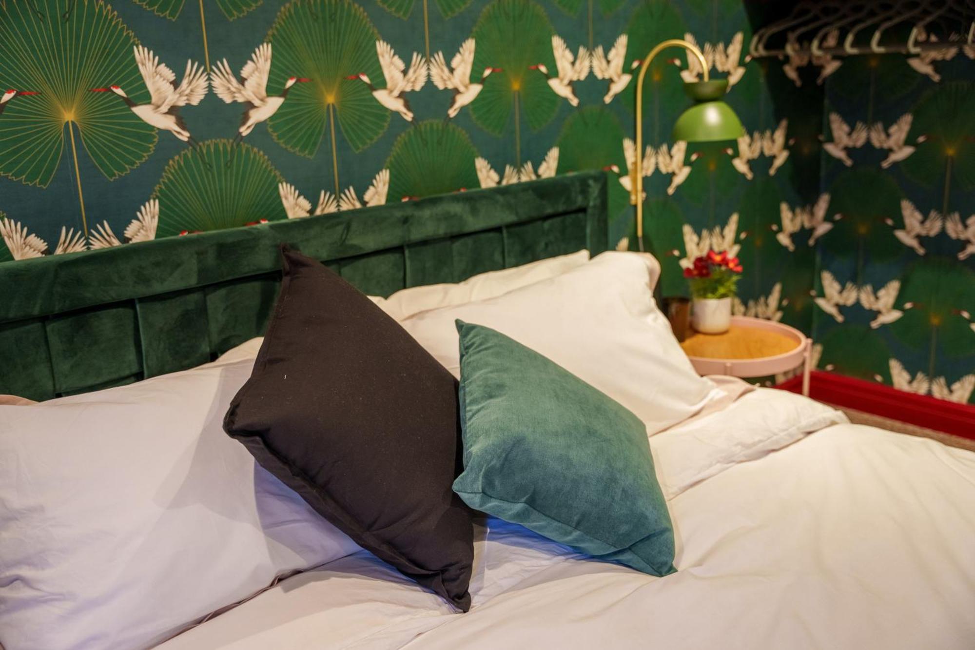 Stay With Airhgt @ Luxe Apartment In Central هاروغايت المظهر الخارجي الصورة