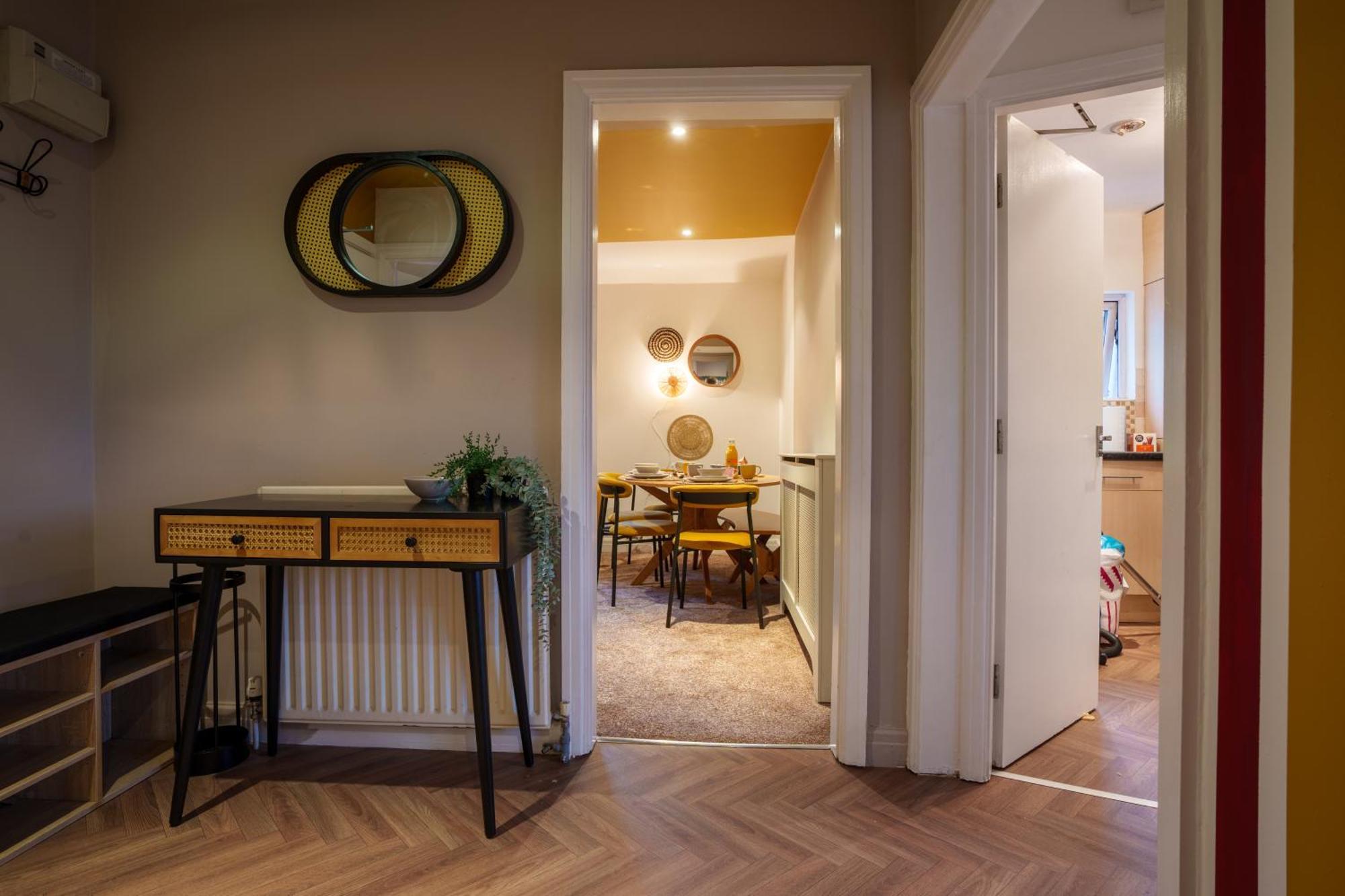 Stay With Airhgt @ Luxe Apartment In Central هاروغايت المظهر الخارجي الصورة