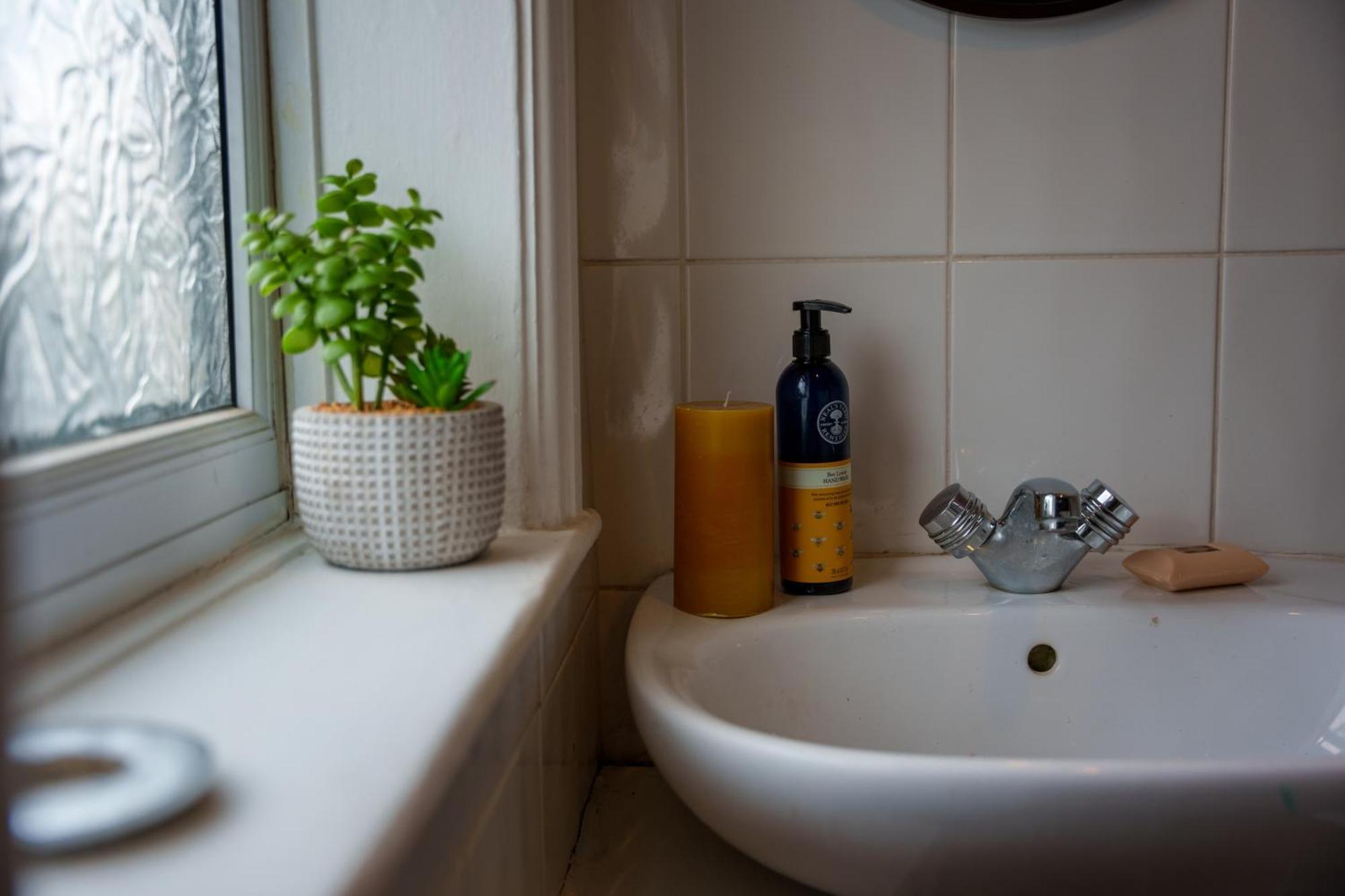 Stay With Airhgt @ Luxe Apartment In Central هاروغايت المظهر الخارجي الصورة